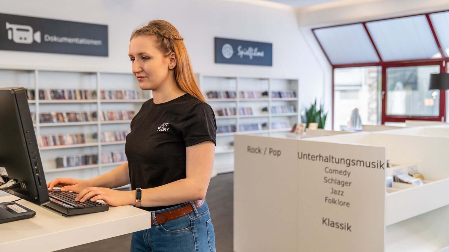 junge Frau am Katalog