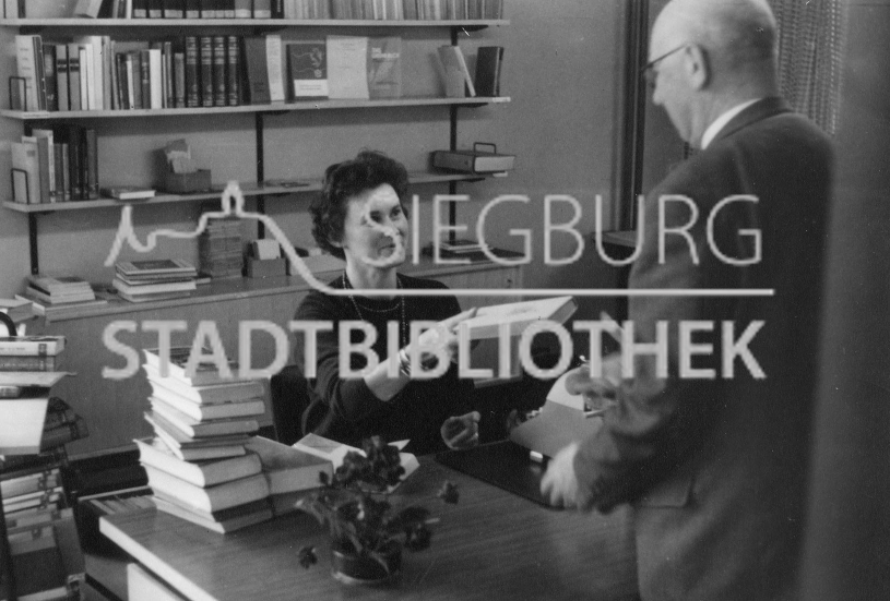 Bibliothek Ausleihe schwarz weiß