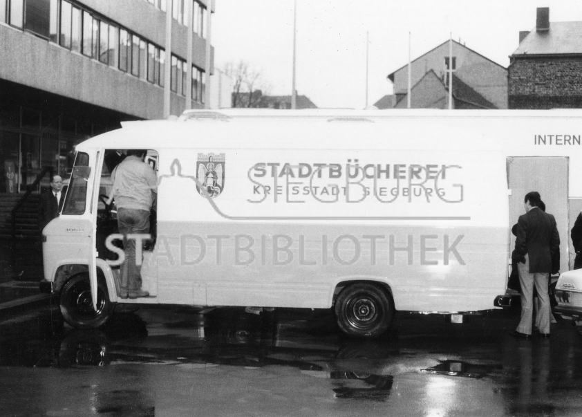 Bücherbus schwarz weiß