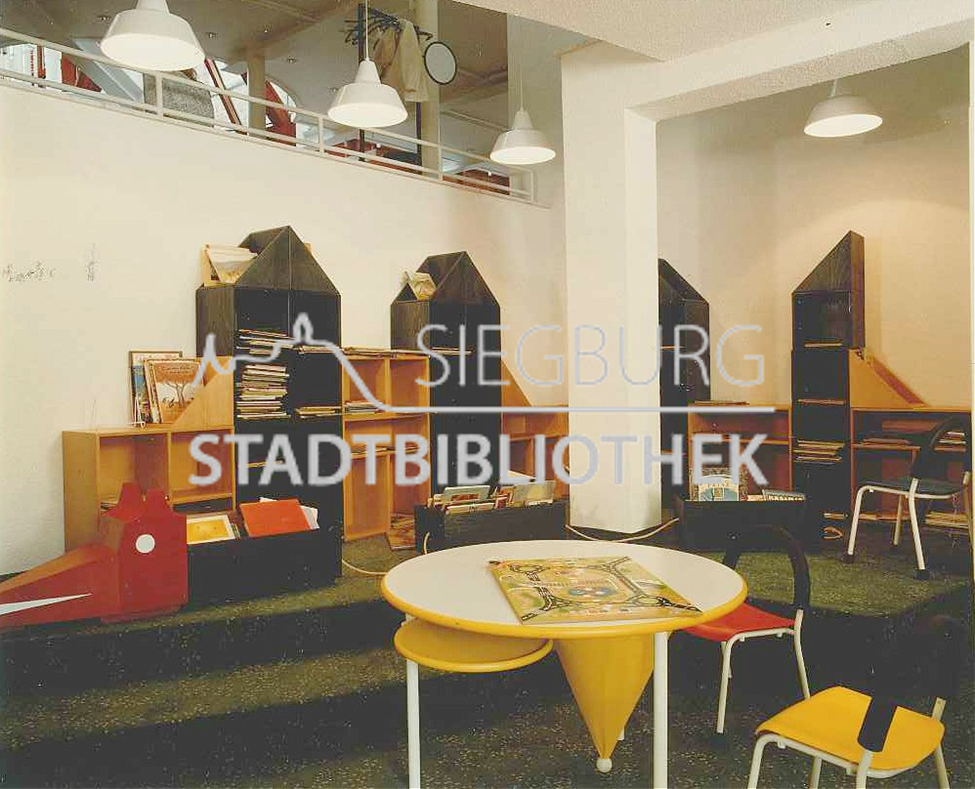 Bilderbuchecke mit blauen Regalen 1