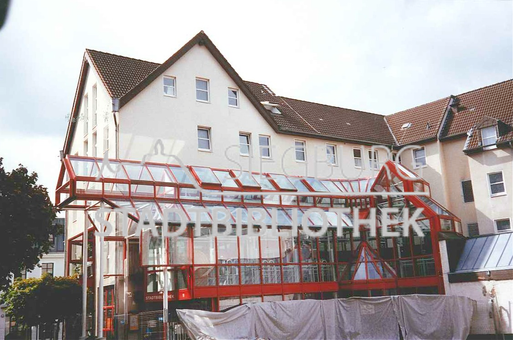 2000 Bauzaun an Glasfassade