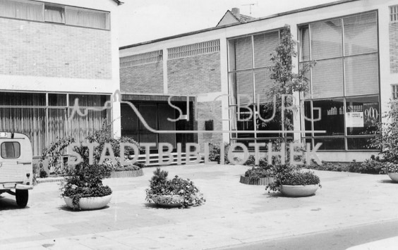 Bibliothek schwarz weiß Außenansicht