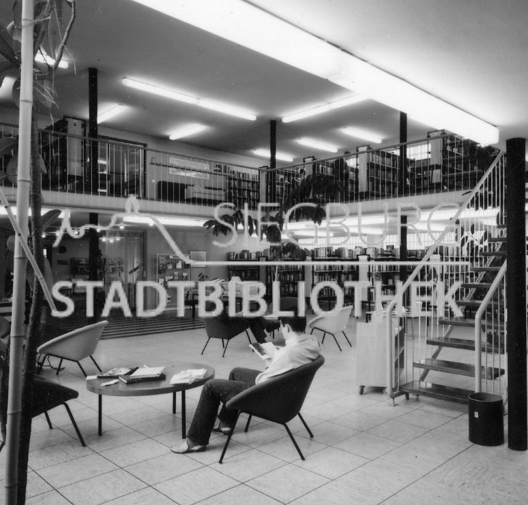 Leser in Bibliothek schwarz weiß