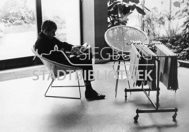 Leser in Bibliothek schwarz weiß 1