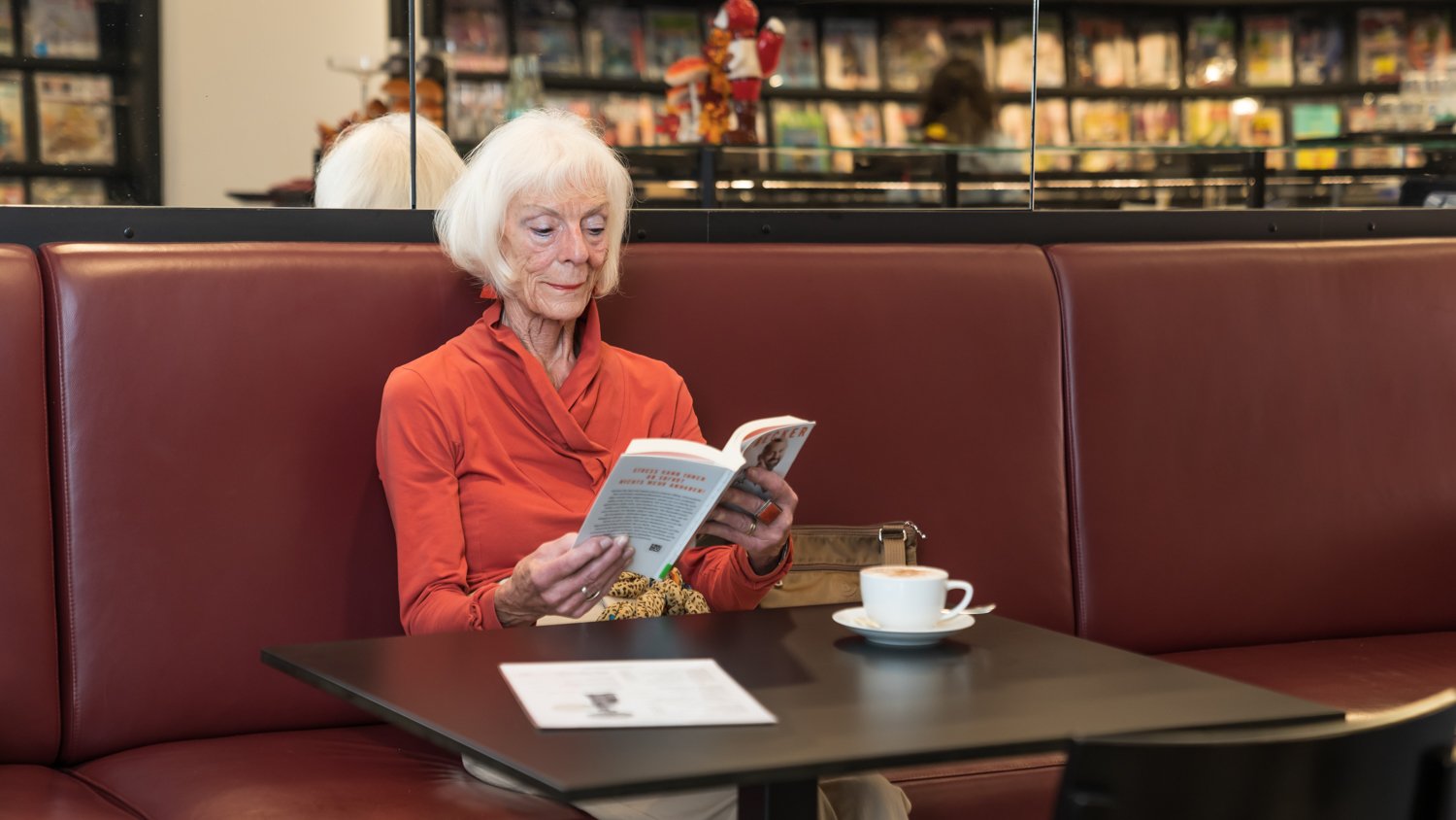 Literaturcafé Person mit Buch