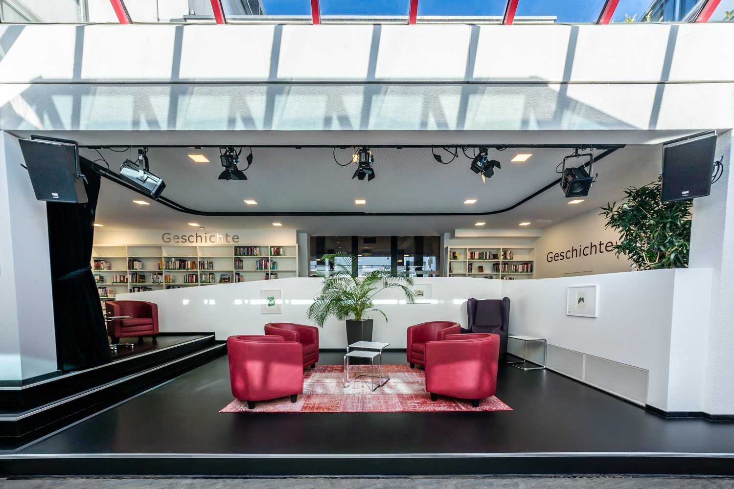 Bühnenbereich Bibliothek