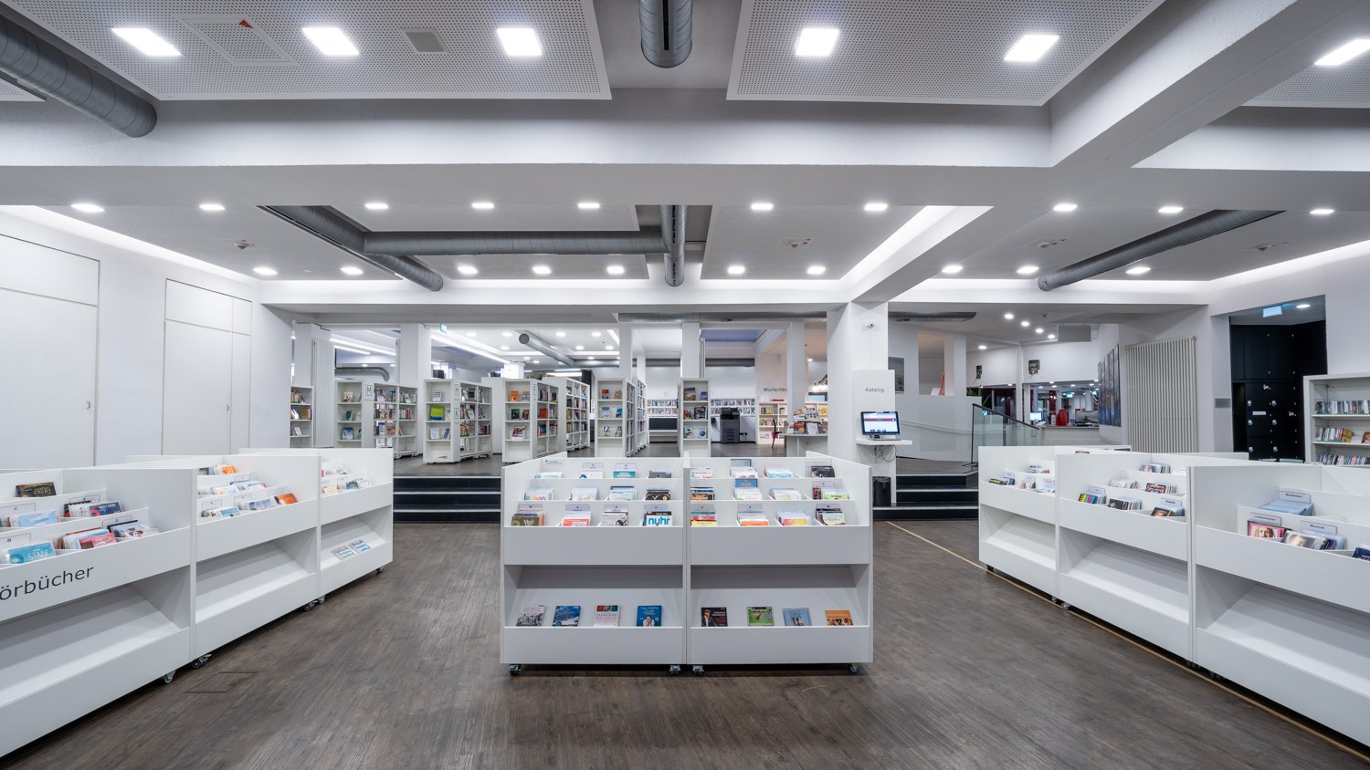 NonBook-Bereich mit Blick auf Sachbuchbereich